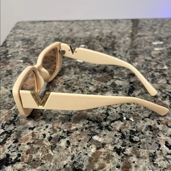 Fashion Cream colored Sunglasses NWOT - Picture 3 of 6